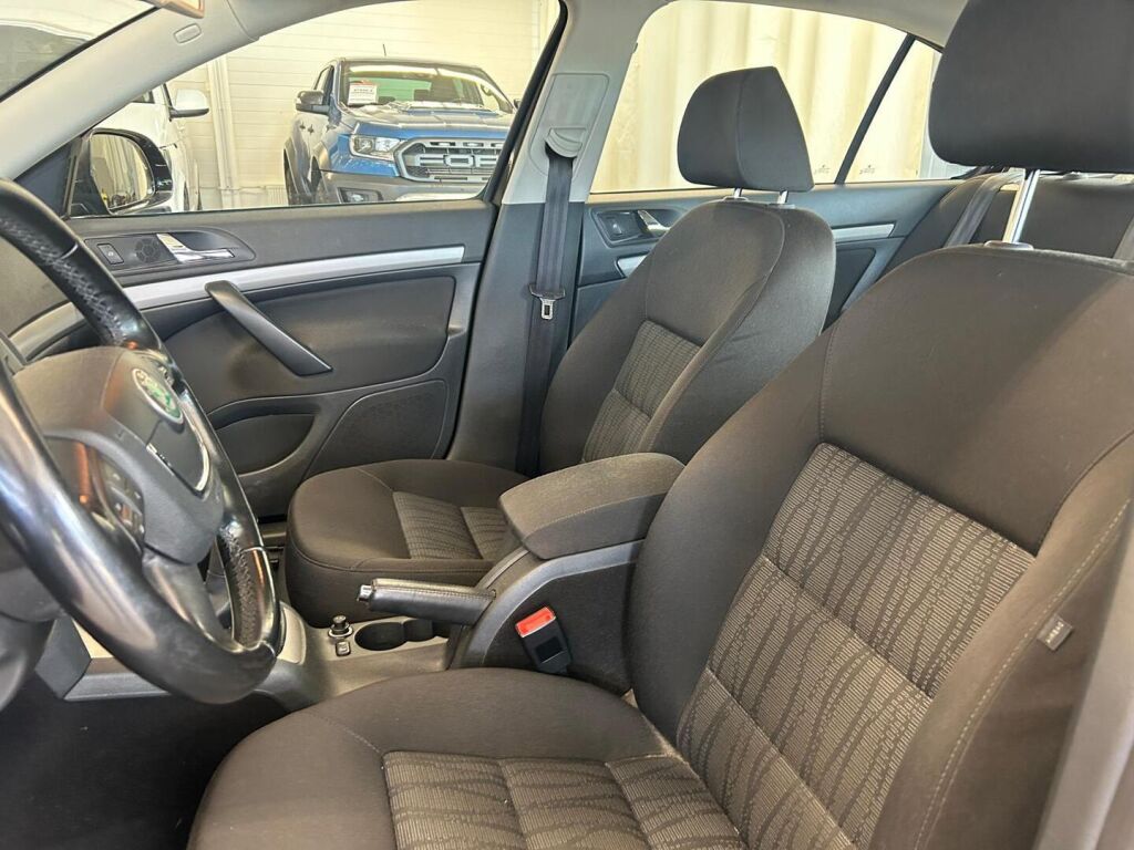 Skoda Octavia 2011 Musta