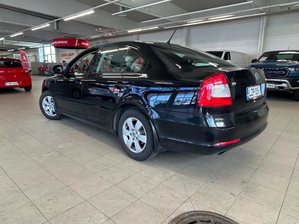 Skoda Octavia 2011 Musta