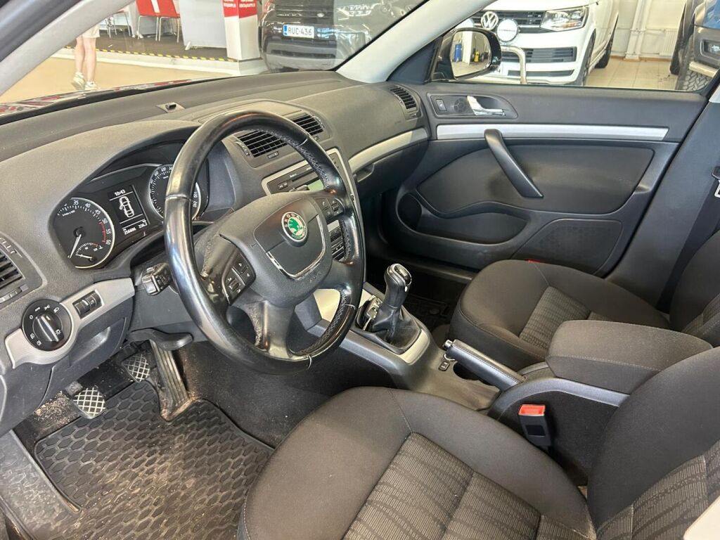 Skoda Octavia 2011 Musta