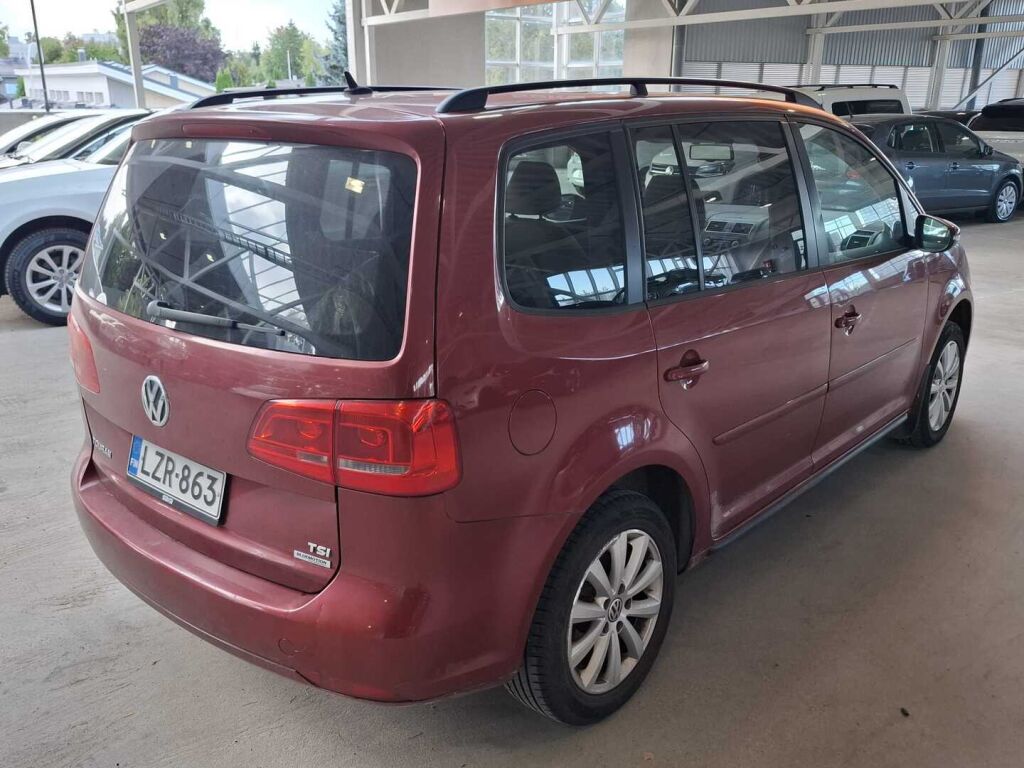 Volkswagen Touran 2011 Punainen