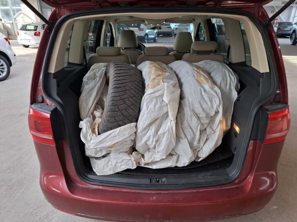 Volkswagen Touran 2011 Punainen