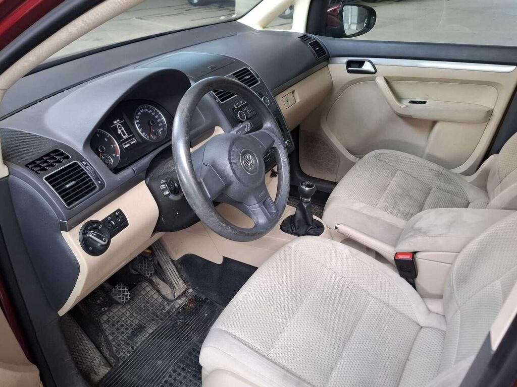Volkswagen Touran 2011 Punainen