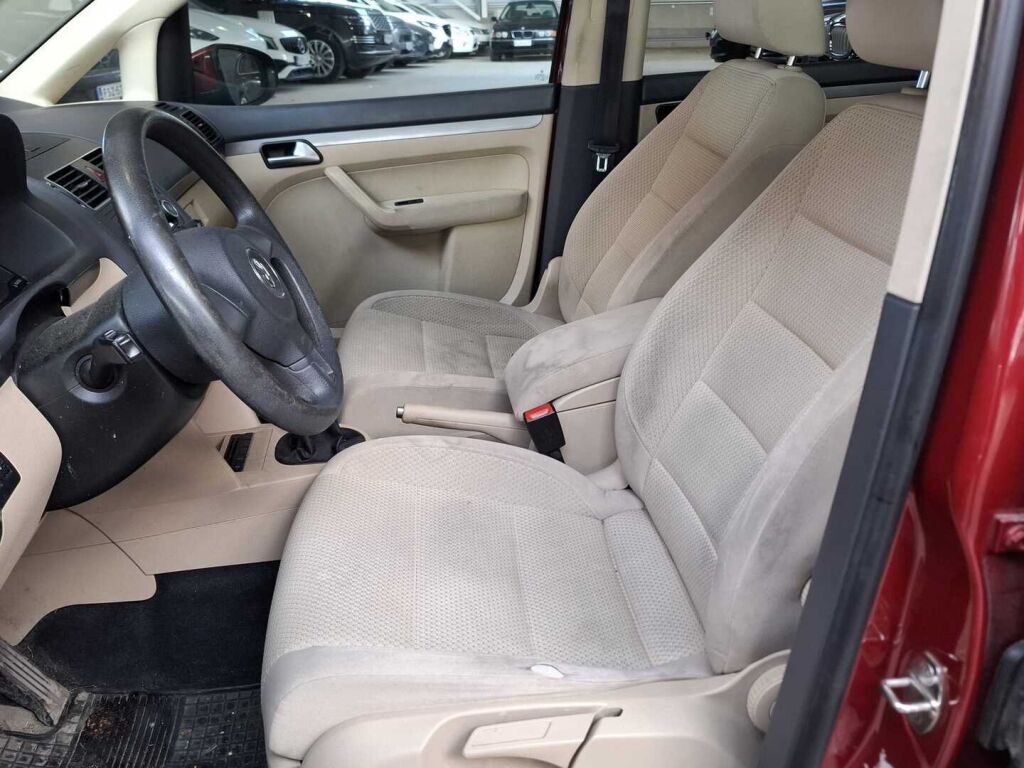 Volkswagen Touran 2011 Punainen