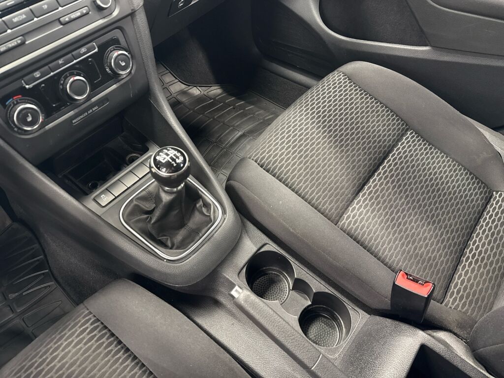 Volkswagen Golf 2011 Punainen