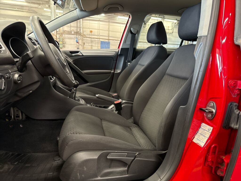 Volkswagen Golf 2011 Punainen