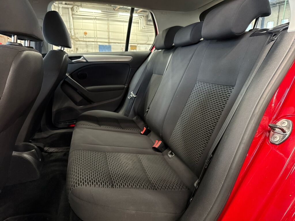 Volkswagen Golf 2011 Punainen