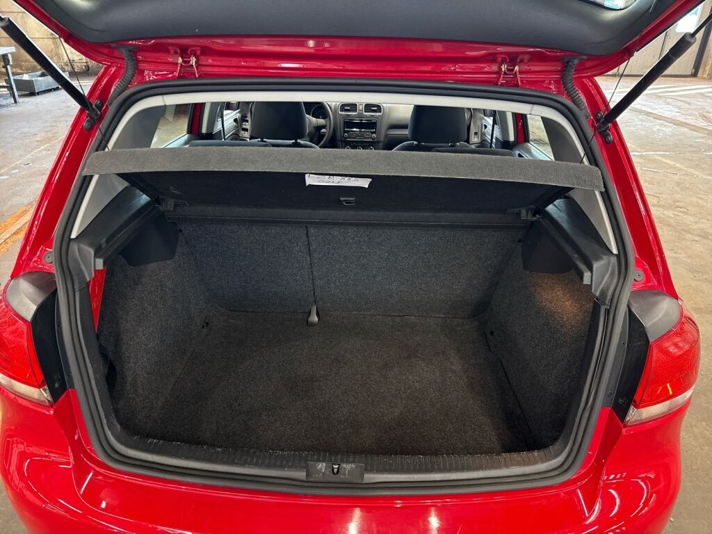 Volkswagen Golf 2011 Punainen