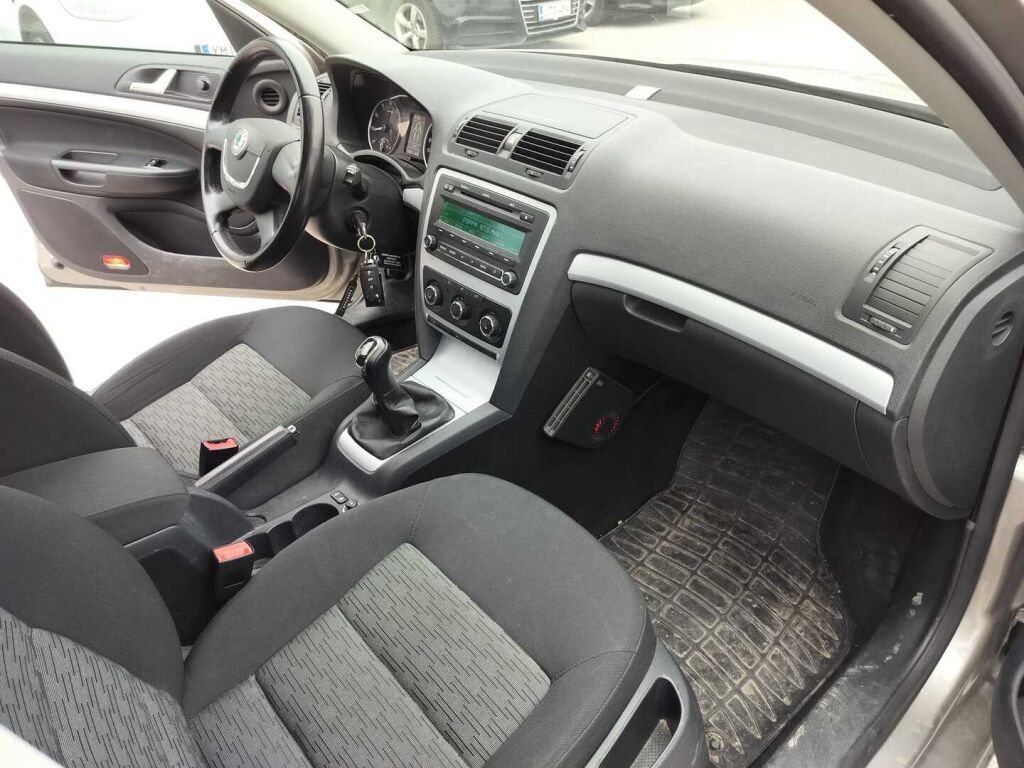 Skoda Octavia 2011 Ruskea (beige)