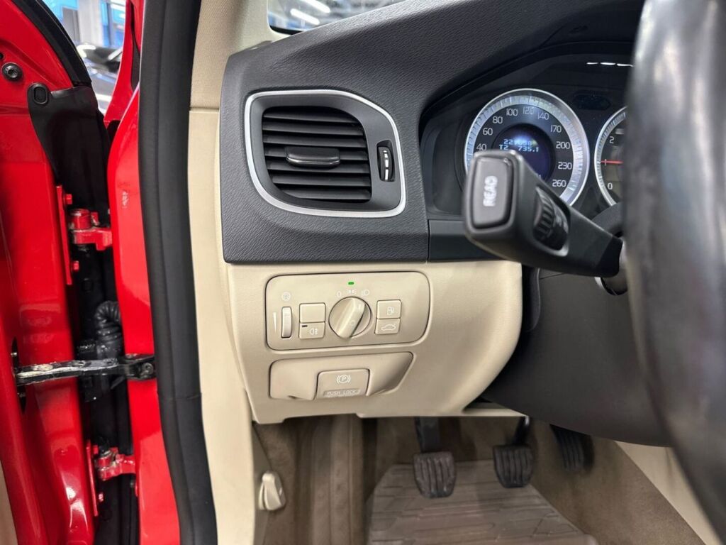 Volvo S60 2011 Punainen