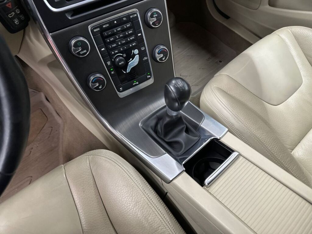 Volvo S60 2011 Punainen