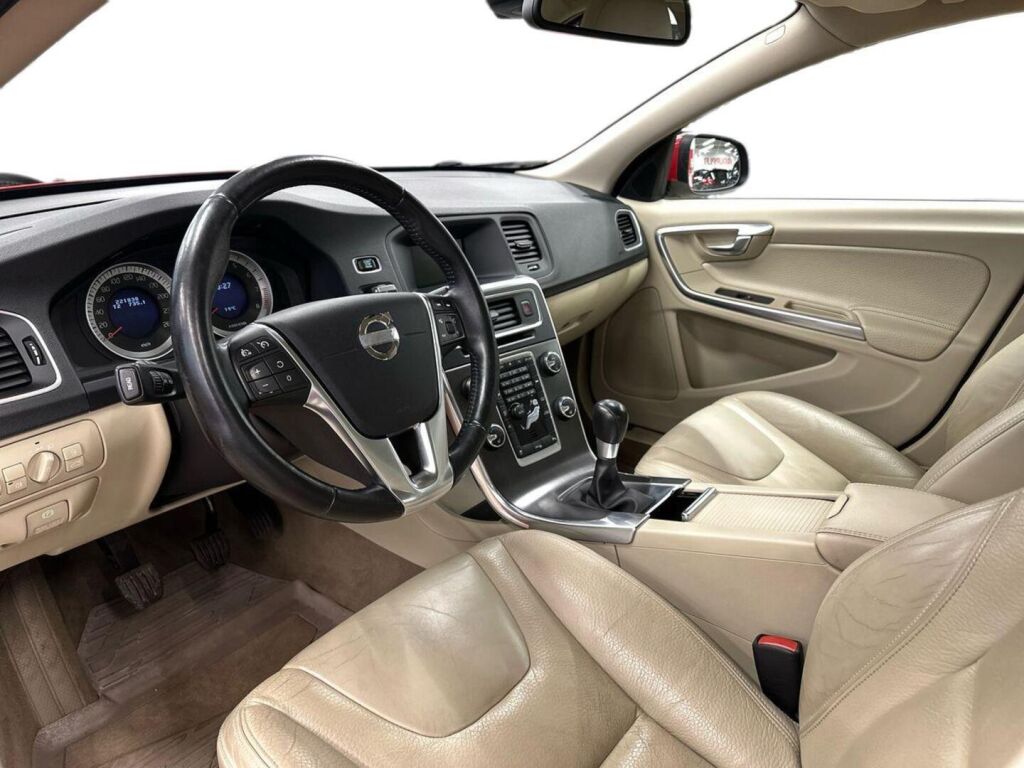 Volvo S60 2011 Punainen