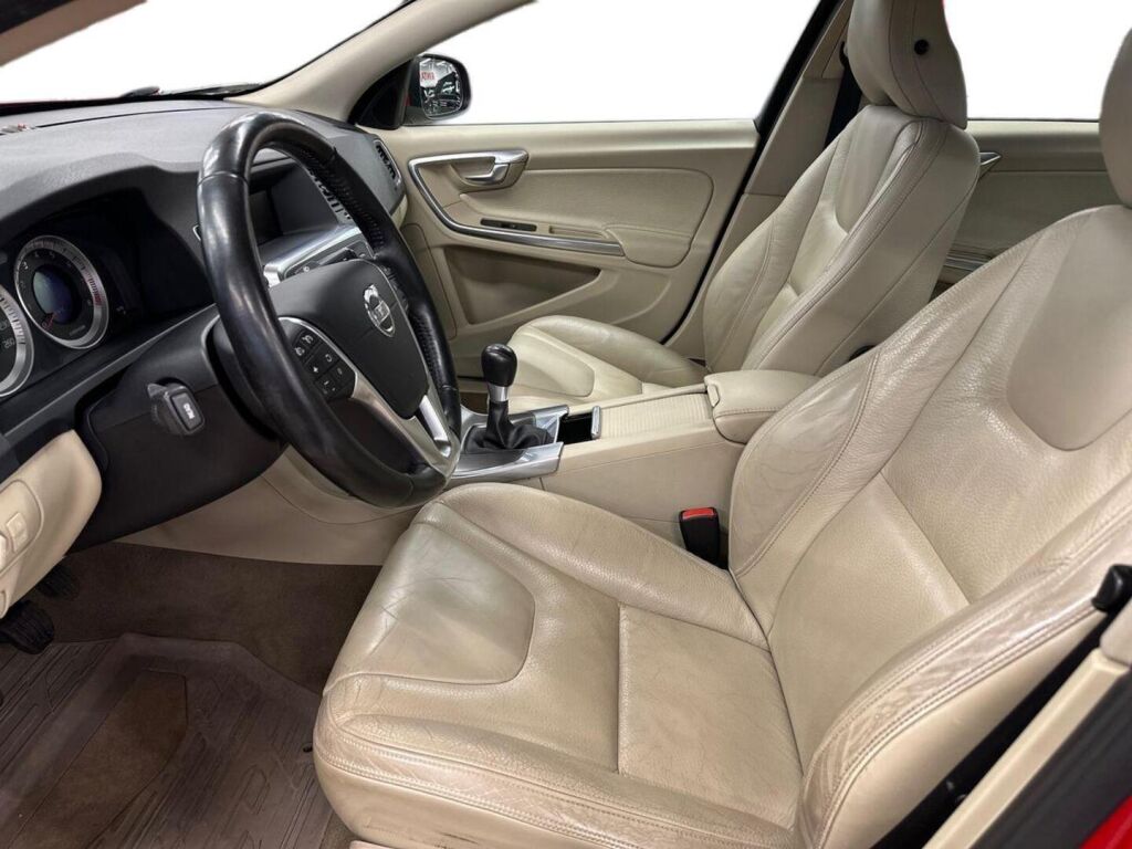 Volvo S60 2011 Punainen
