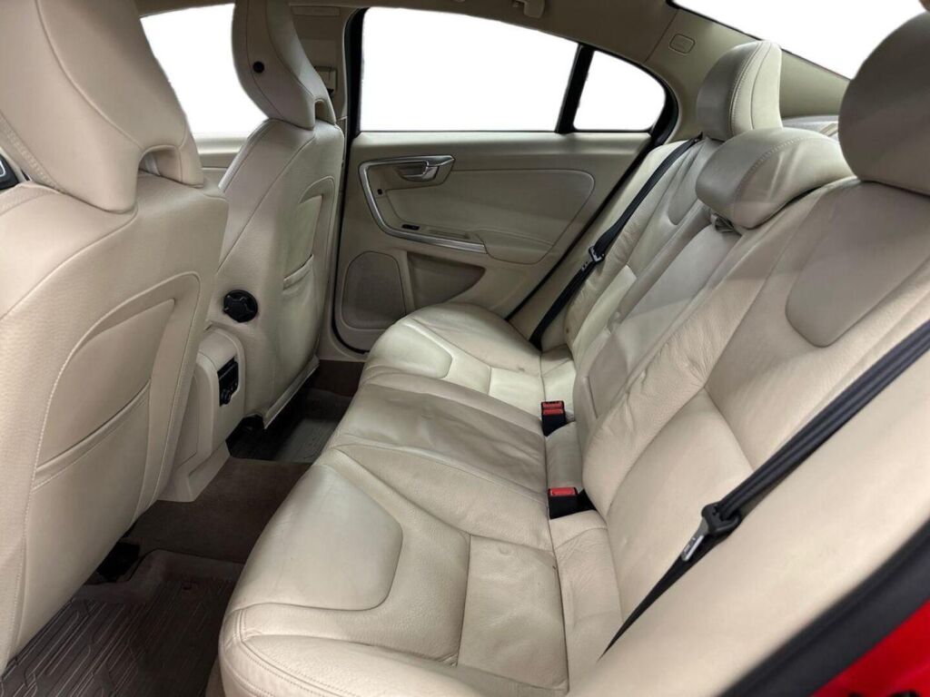 Volvo S60 2011 Punainen