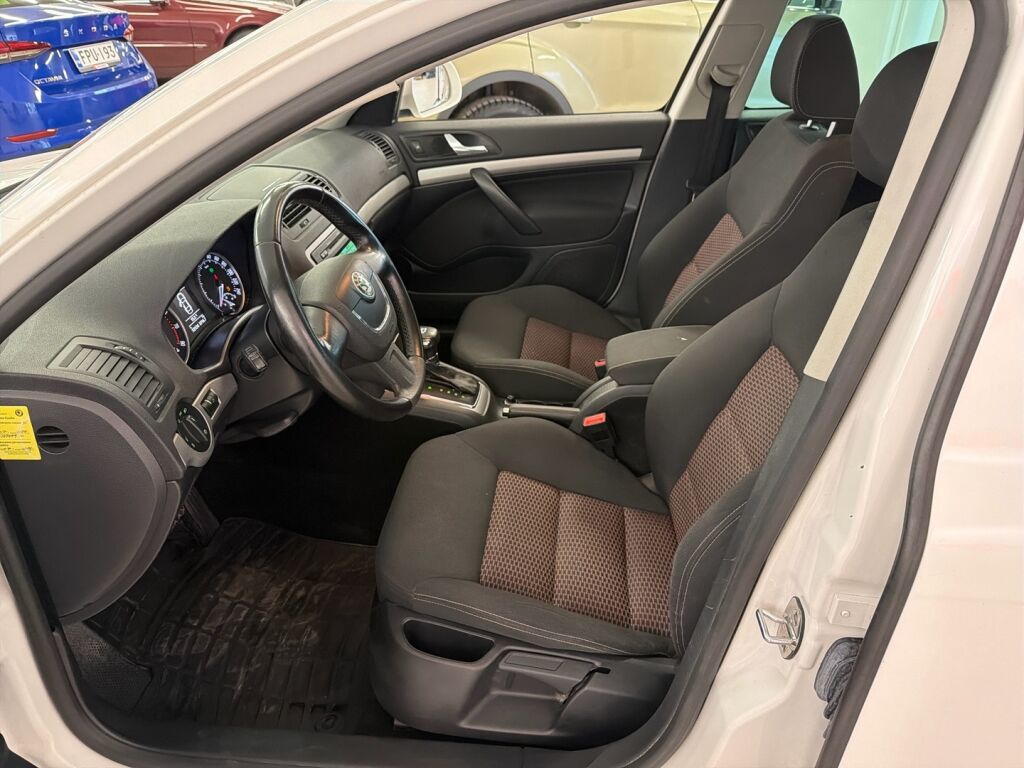 Skoda Octavia 2012 Valkoinen