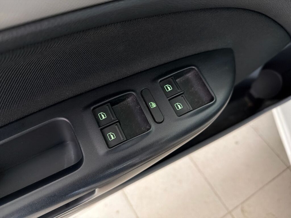 Skoda Octavia 2012 Valkoinen