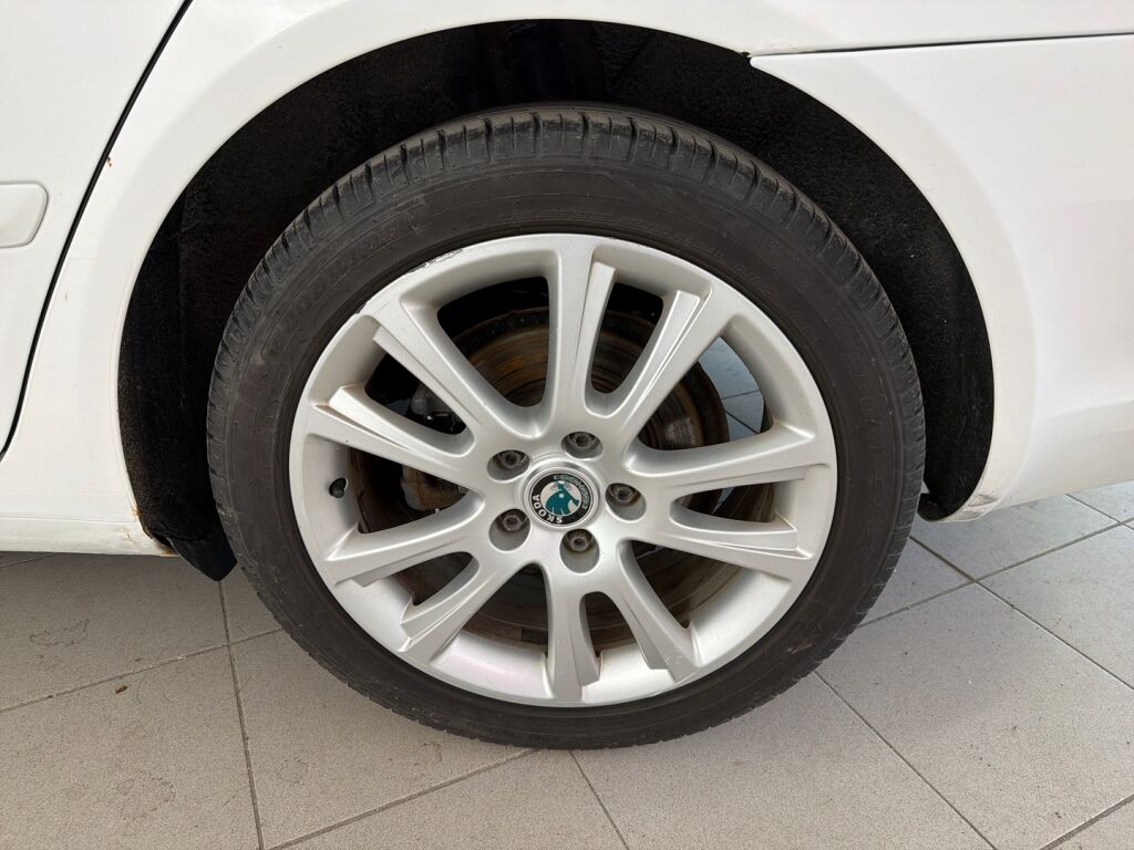 Skoda Octavia 2012 Valkoinen