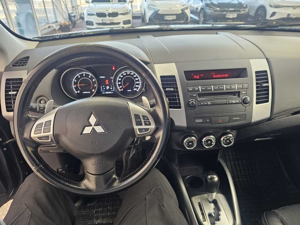 Mitsubishi Outlander 2011 Musta