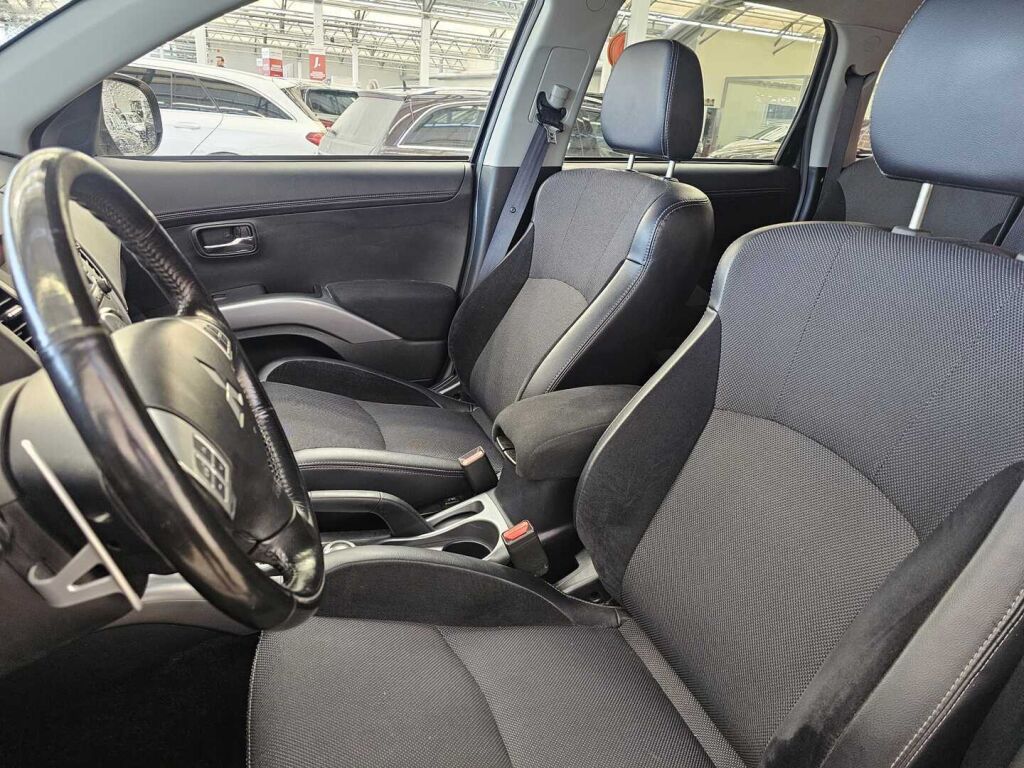 Mitsubishi Outlander 2011 Musta