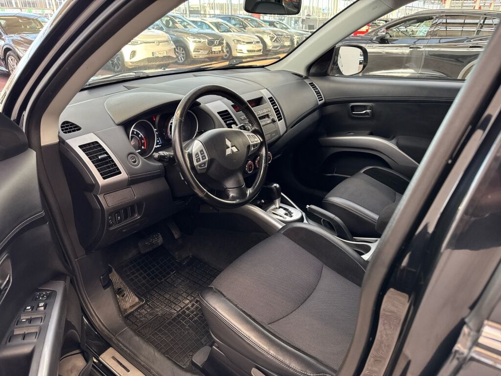Mitsubishi Outlander 2011 Musta