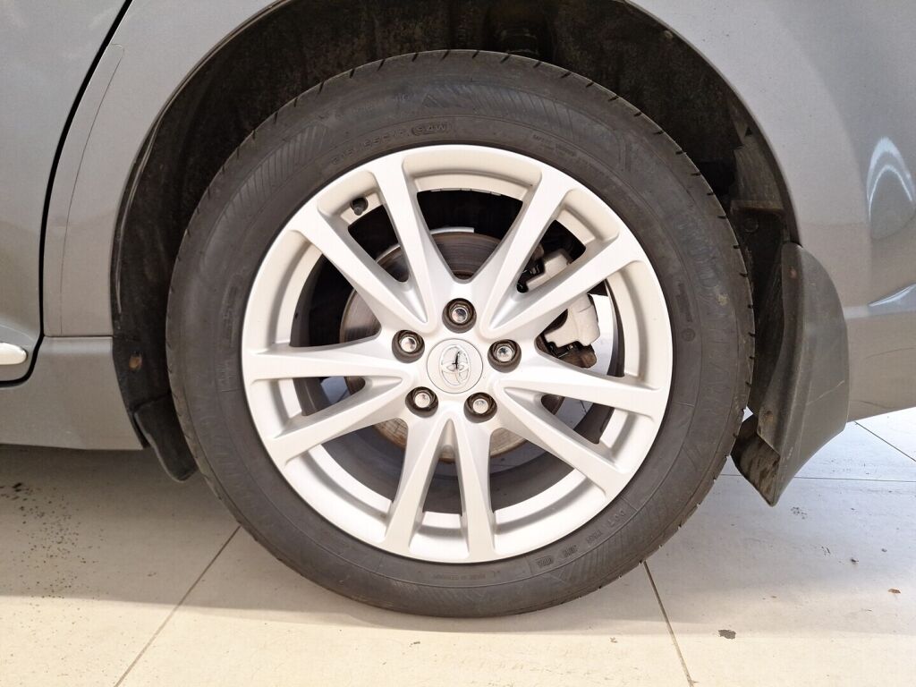 Toyota Avensis 2011 Harmaa
