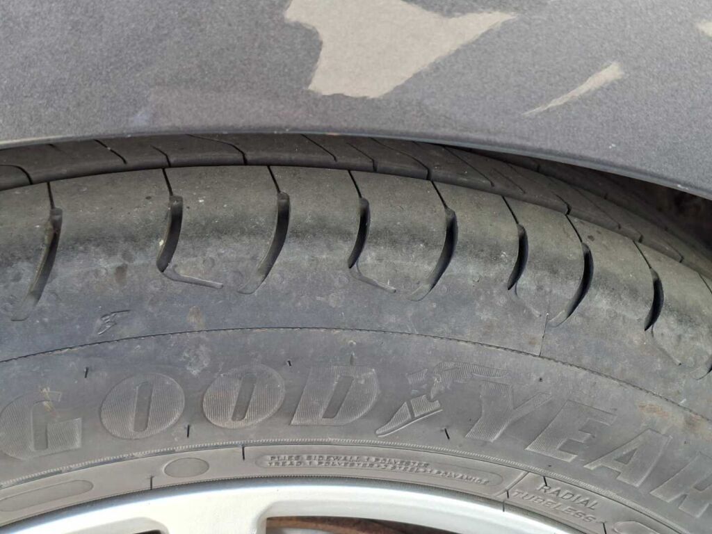 Toyota Avensis 2011 Harmaa