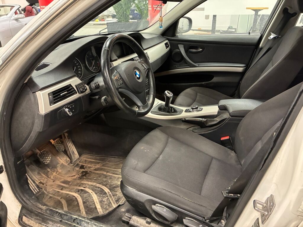 BMW 318 2011 Valkoinen