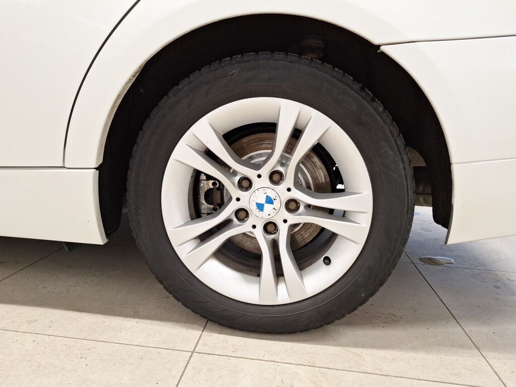 BMW 318 2011 Valkoinen