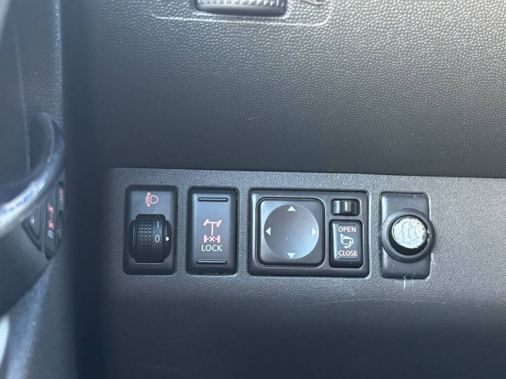Nissan Navara 2011 Harmaa