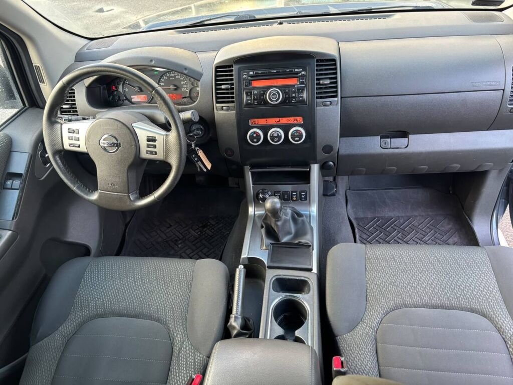 Nissan Navara 2011 Harmaa