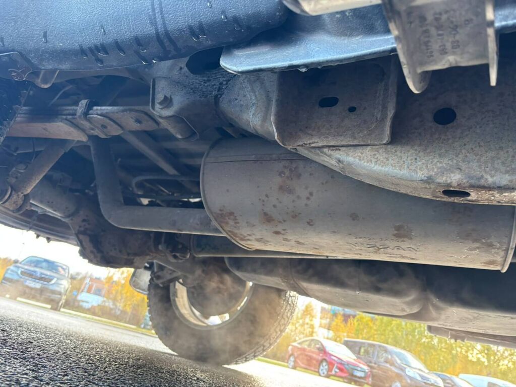 Nissan Navara 2011 Harmaa