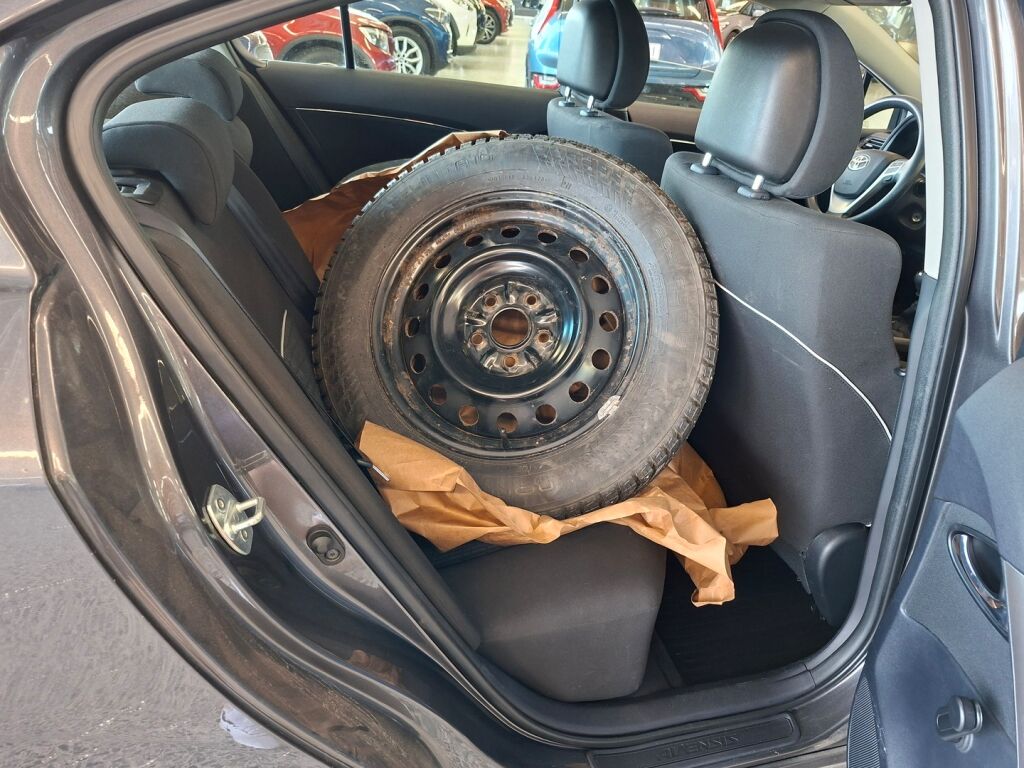 Toyota Avensis 2012 Harmaa