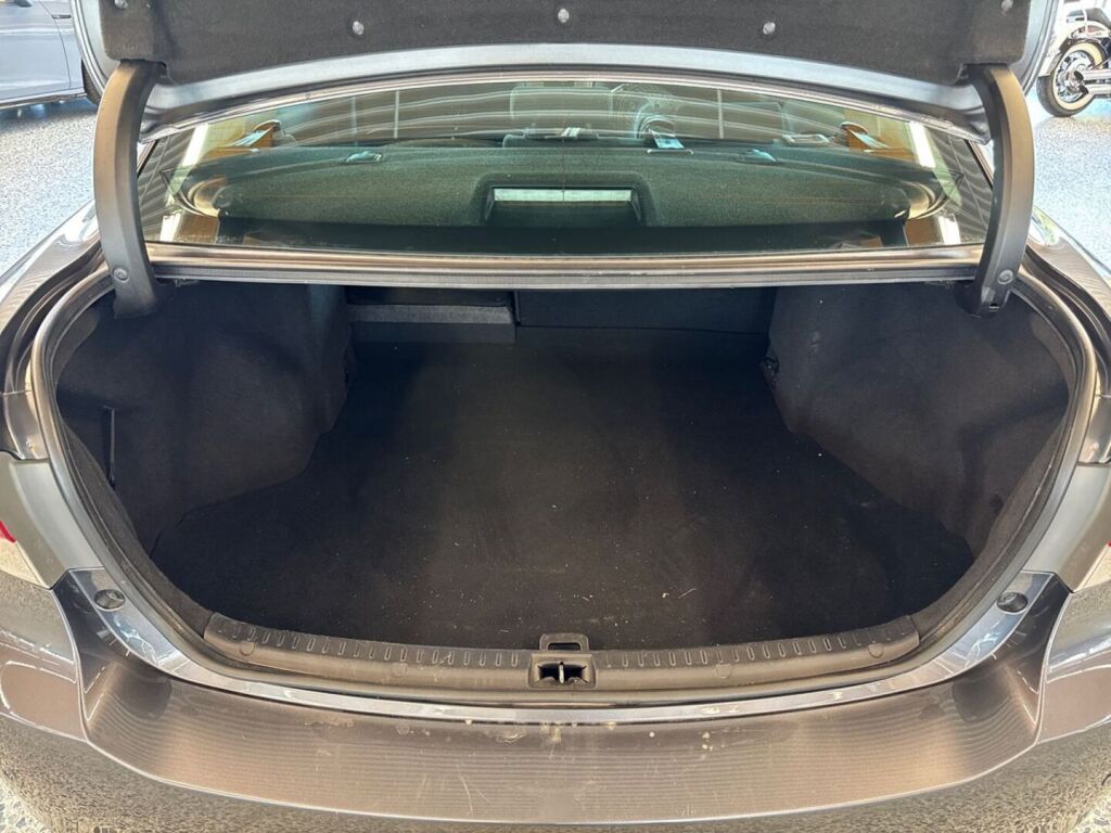 Toyota Avensis 2012 Harmaa
