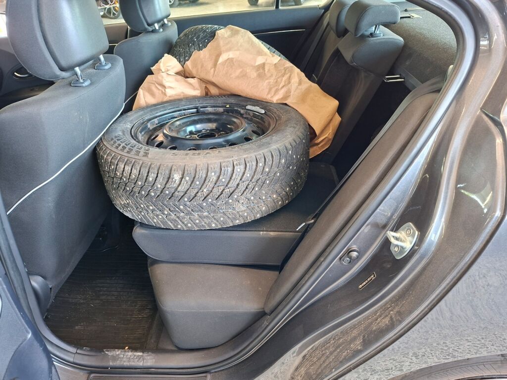 Toyota Avensis 2012 Harmaa