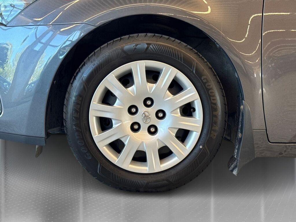 Toyota Avensis 2012 Harmaa