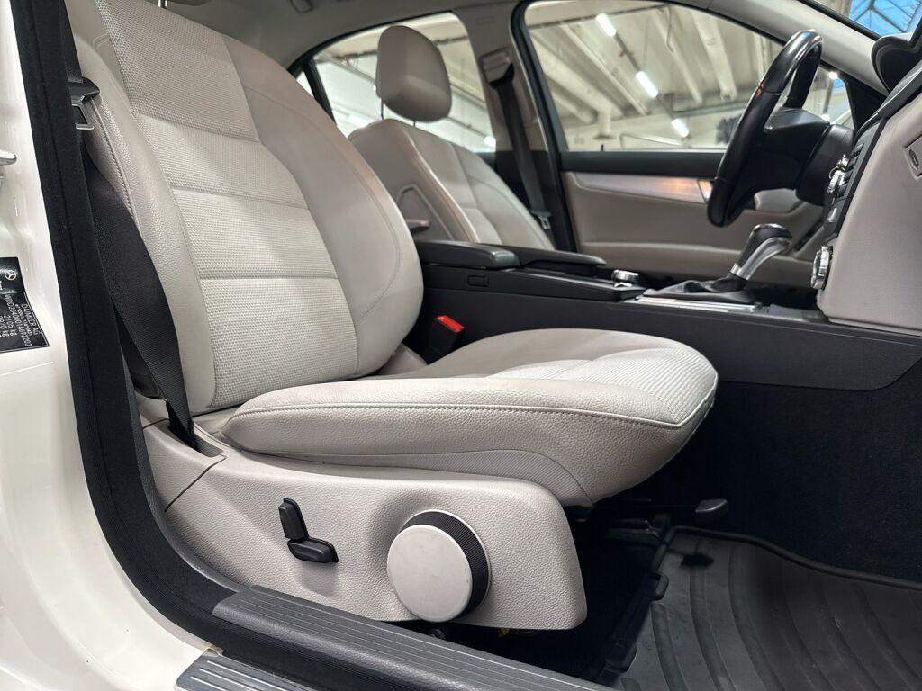 Mercedes-Benz C 2012 Valkoinen