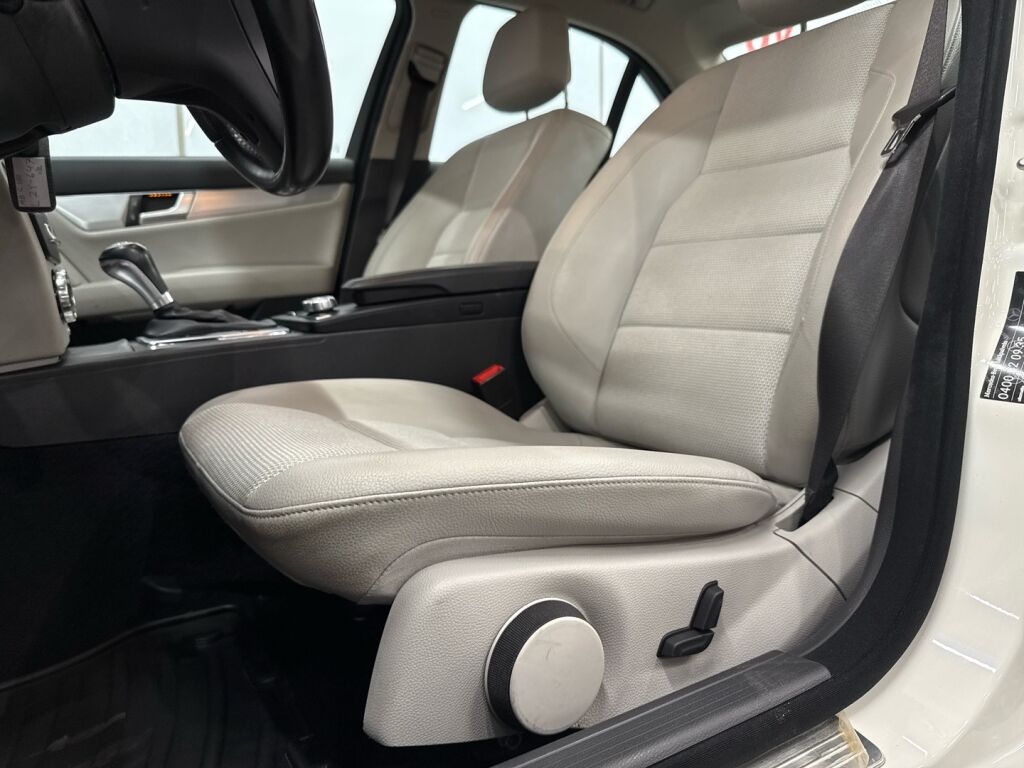 Mercedes-Benz C 2012 Valkoinen