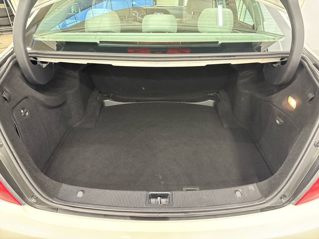 Mercedes-Benz C 2012 Valkoinen