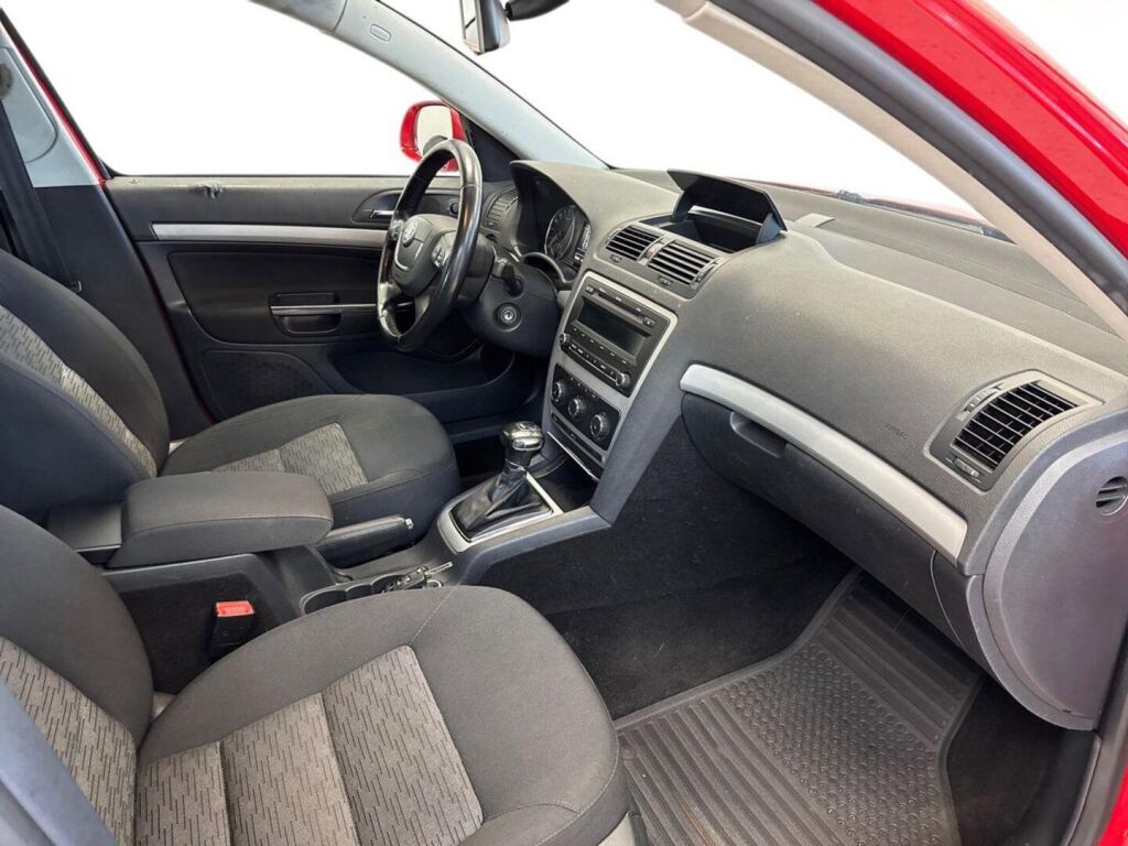 Skoda Octavia 2012 Punainen