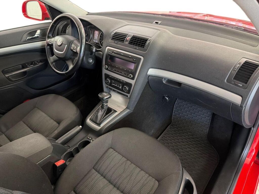 Skoda Octavia 2012 Punainen