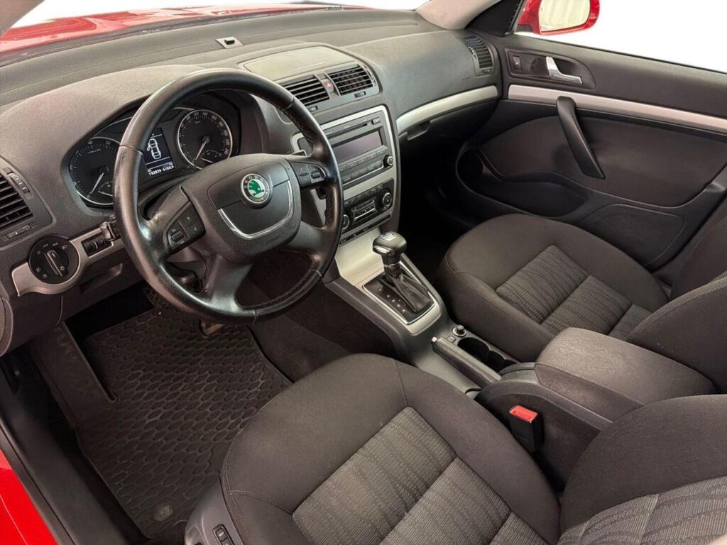 Skoda Octavia 2012 Punainen