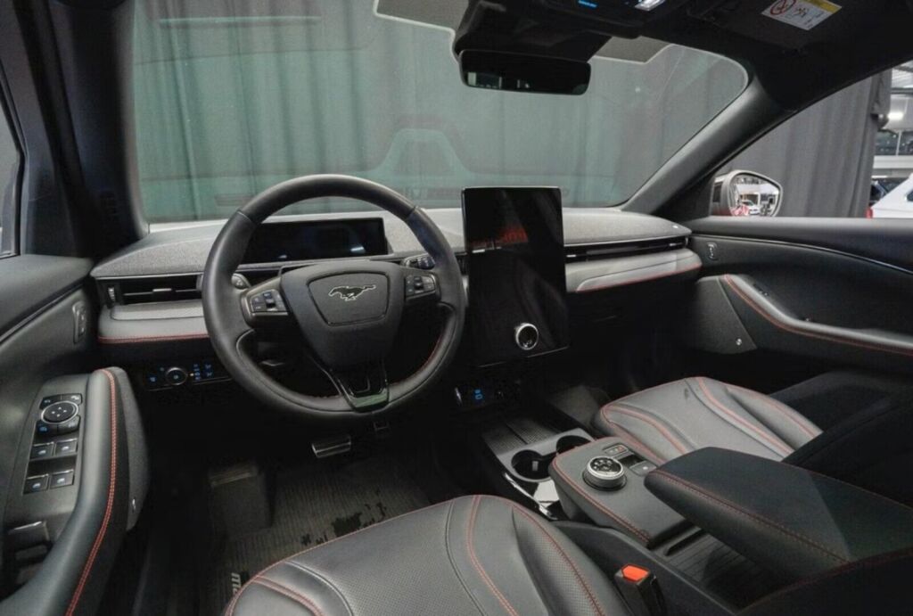 Ford Mustang Mach-E 2021 Punainen