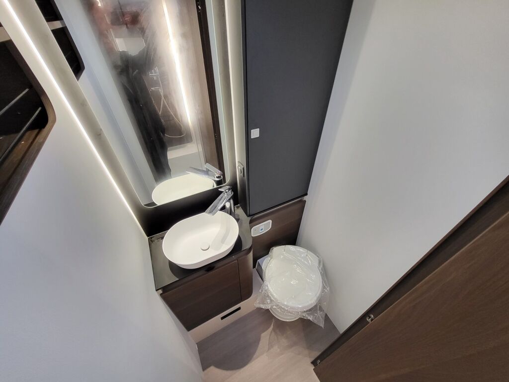 Adria CORAL SUPREME 670 DL 2025 Harmaa