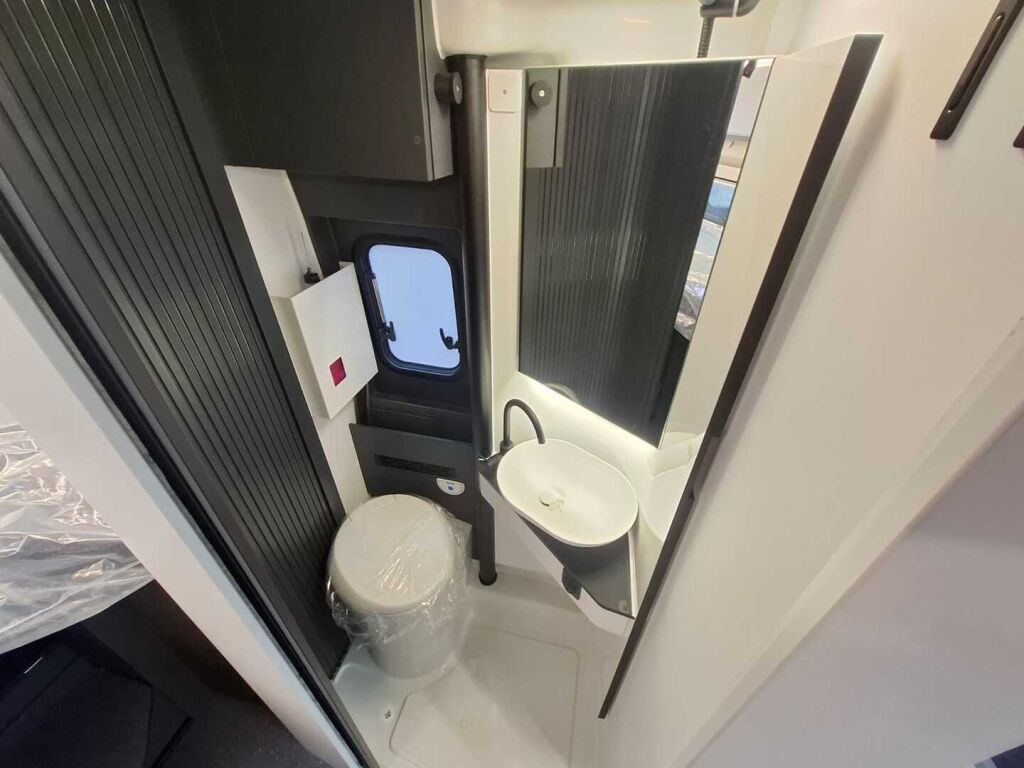 Adria TWIN SUPREME 640 SLB 2025 Harmaa