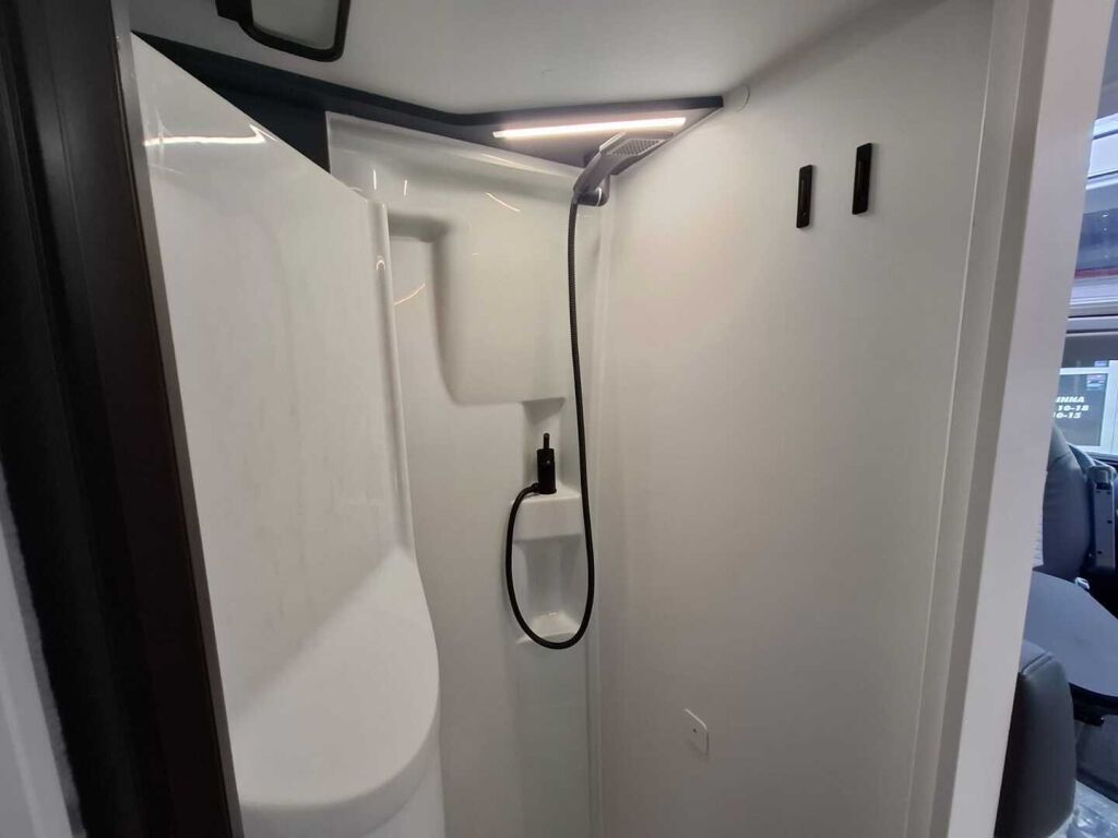 Adria TWIN SUPREME 640 SLB 2025 Harmaa