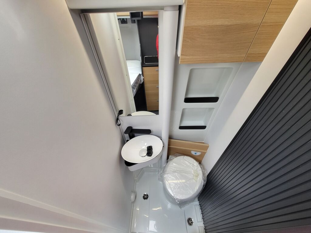 Adria TWIN 540 SPB 2025 Musta