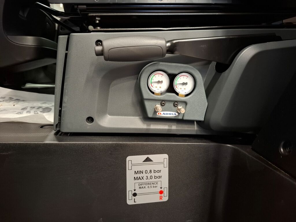 Adria TWIN 640 SGX 2025 Harmaa