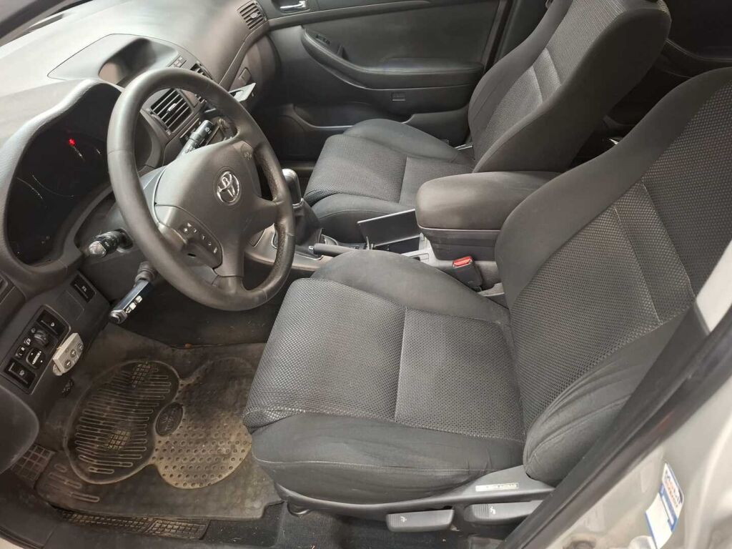 Toyota Avensis 2003 Hopea