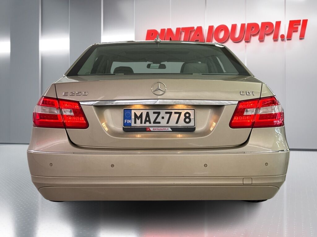 Mercedes-Benz E 2010 Ruskea (beige)