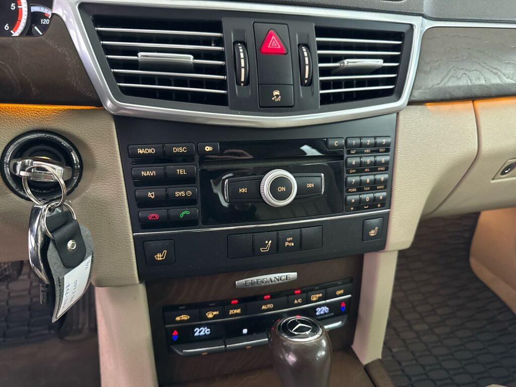 Mercedes-Benz E 2010 Ruskea (beige)