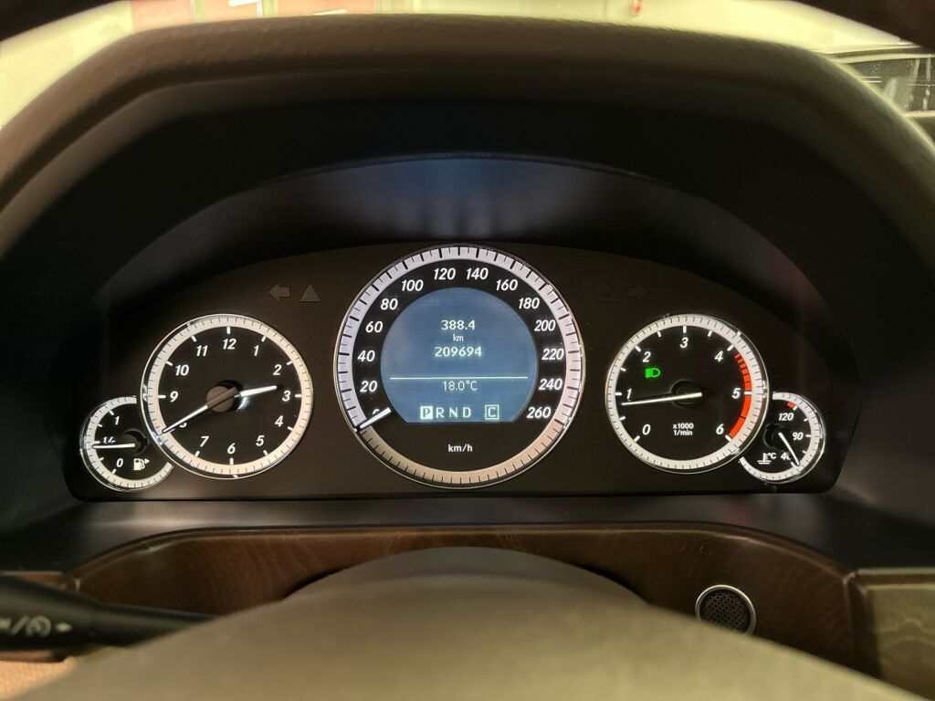 Mercedes-Benz E 2010 Ruskea (beige)